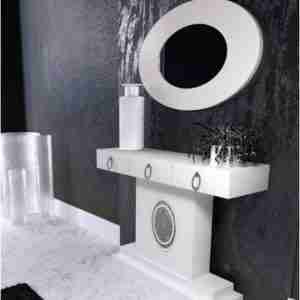 consola montada de madera lacada con tres cajones