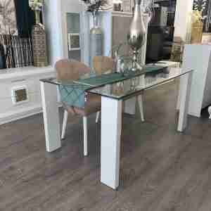 Mesa modelo hana con patas blancas